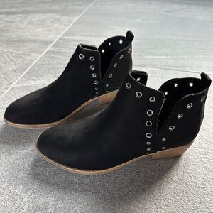 NWOB Journee Collection Black Faux Suede Ankle Booties Silver Eyelet Detail 7.5